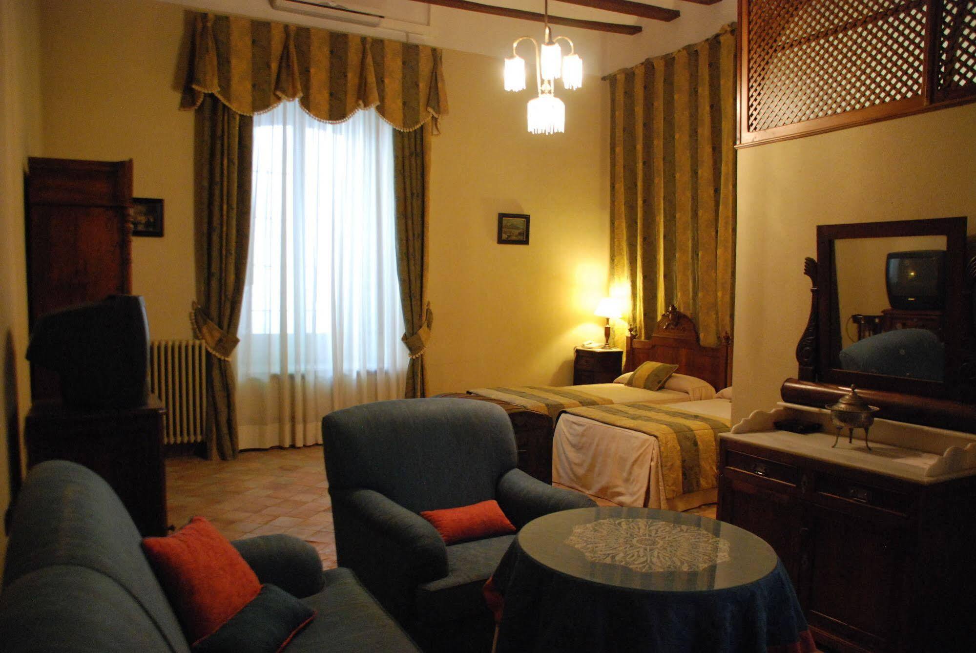 Hotel Ordonez Sandoval อูเบดา ภายนอก รูปภาพ